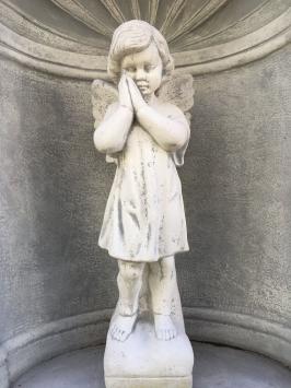 Stehende Engelsstatue aus Stein im Oratorium